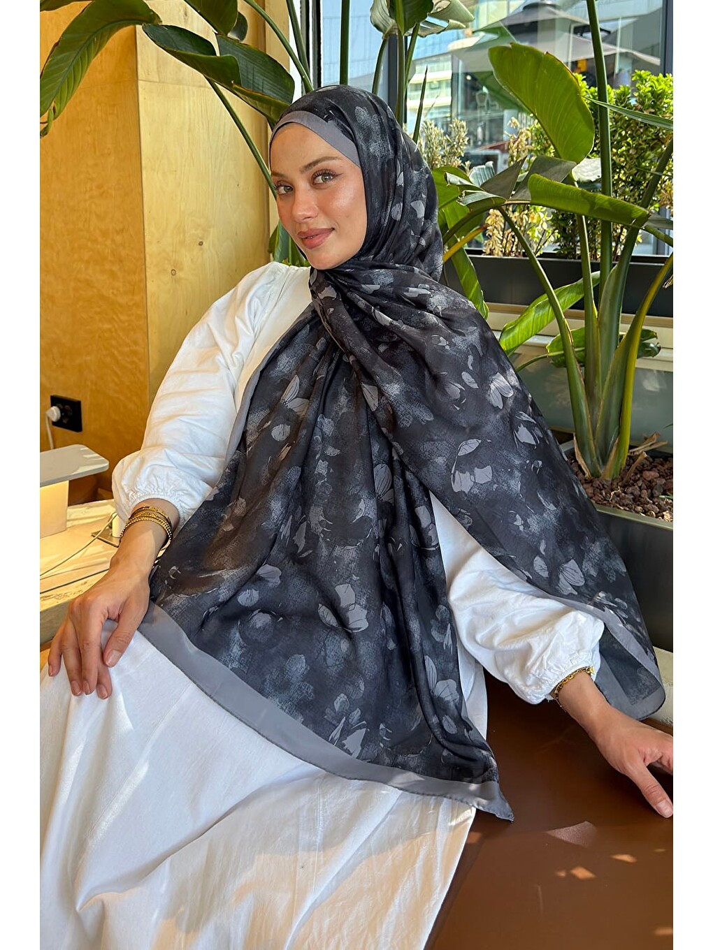 Çiçek Desen Lara Soft Şal Siyah-1