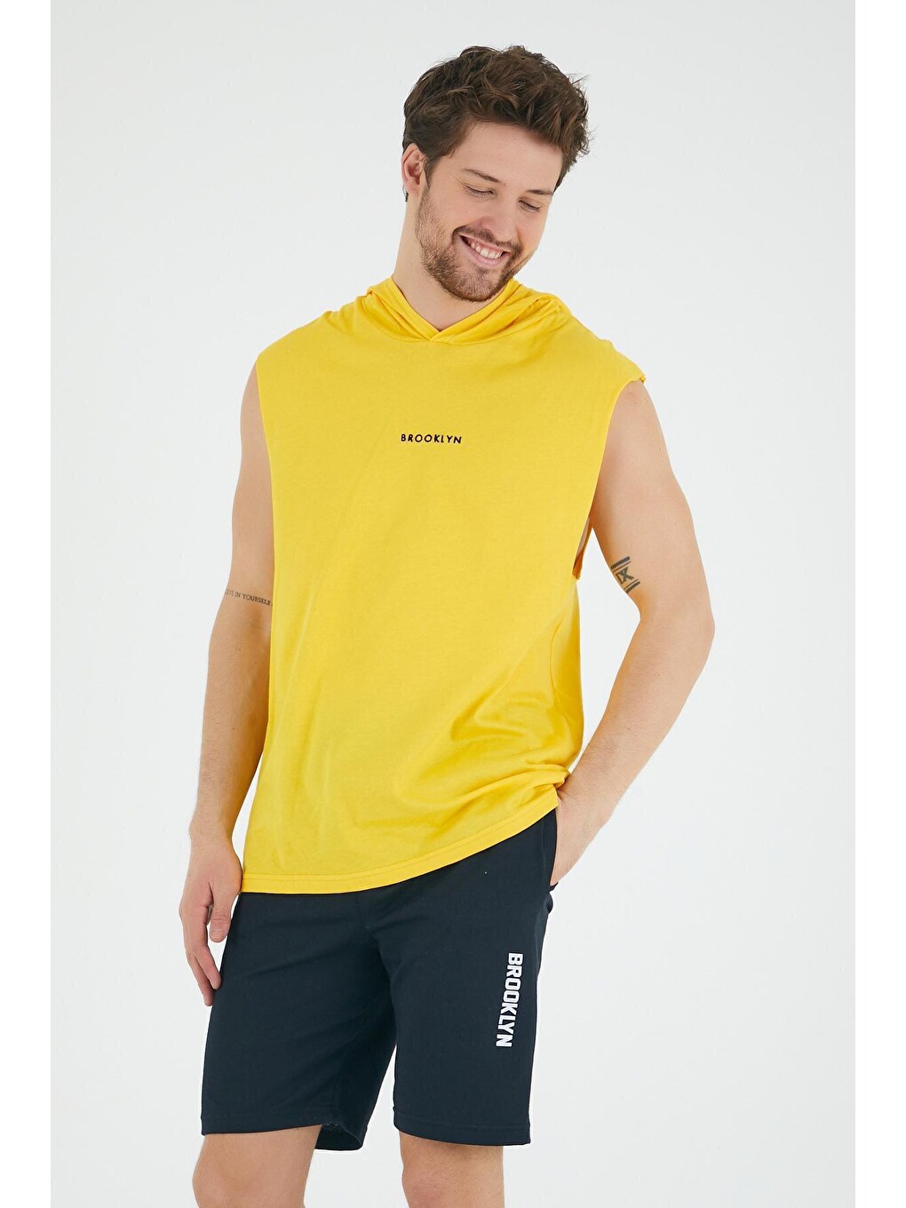 Sarı Erkek Kapüşonlu Regular Fit Brooklyn Baskılı Kolsuz Tişört Spr22ts121