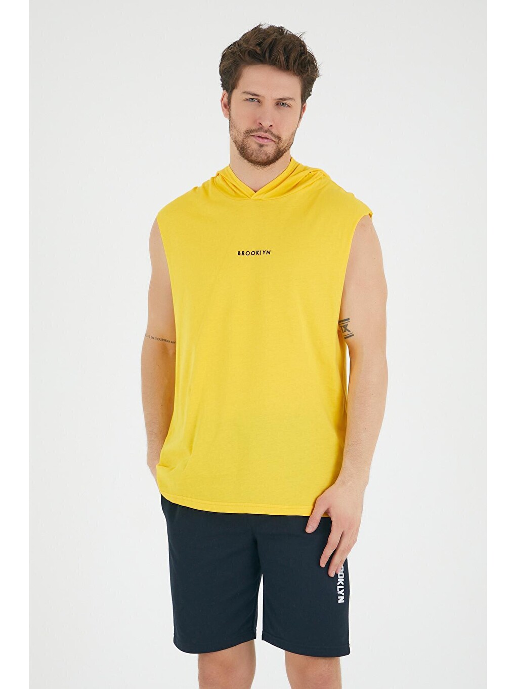 Sarı Erkek Kapüşonlu Regular Fit Brooklyn Baskılı Kolsuz Tişört Spr22ts121-2