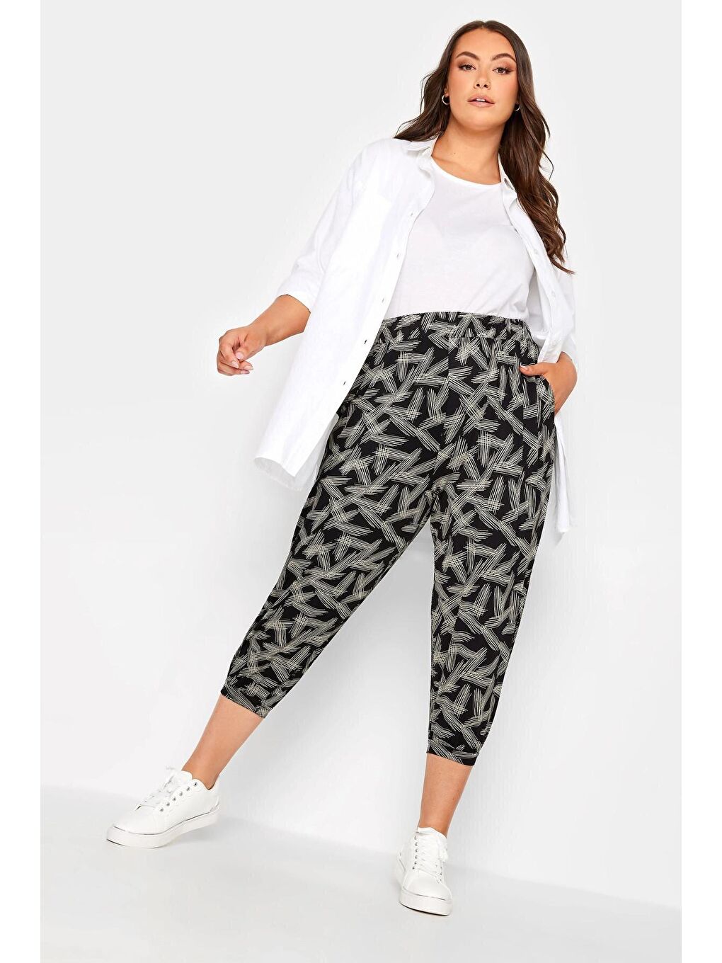 Siyah Büyük Beden Dar Paça Bilek Üstü Kısa Kesim Desenli Cepli Pantolon 302448