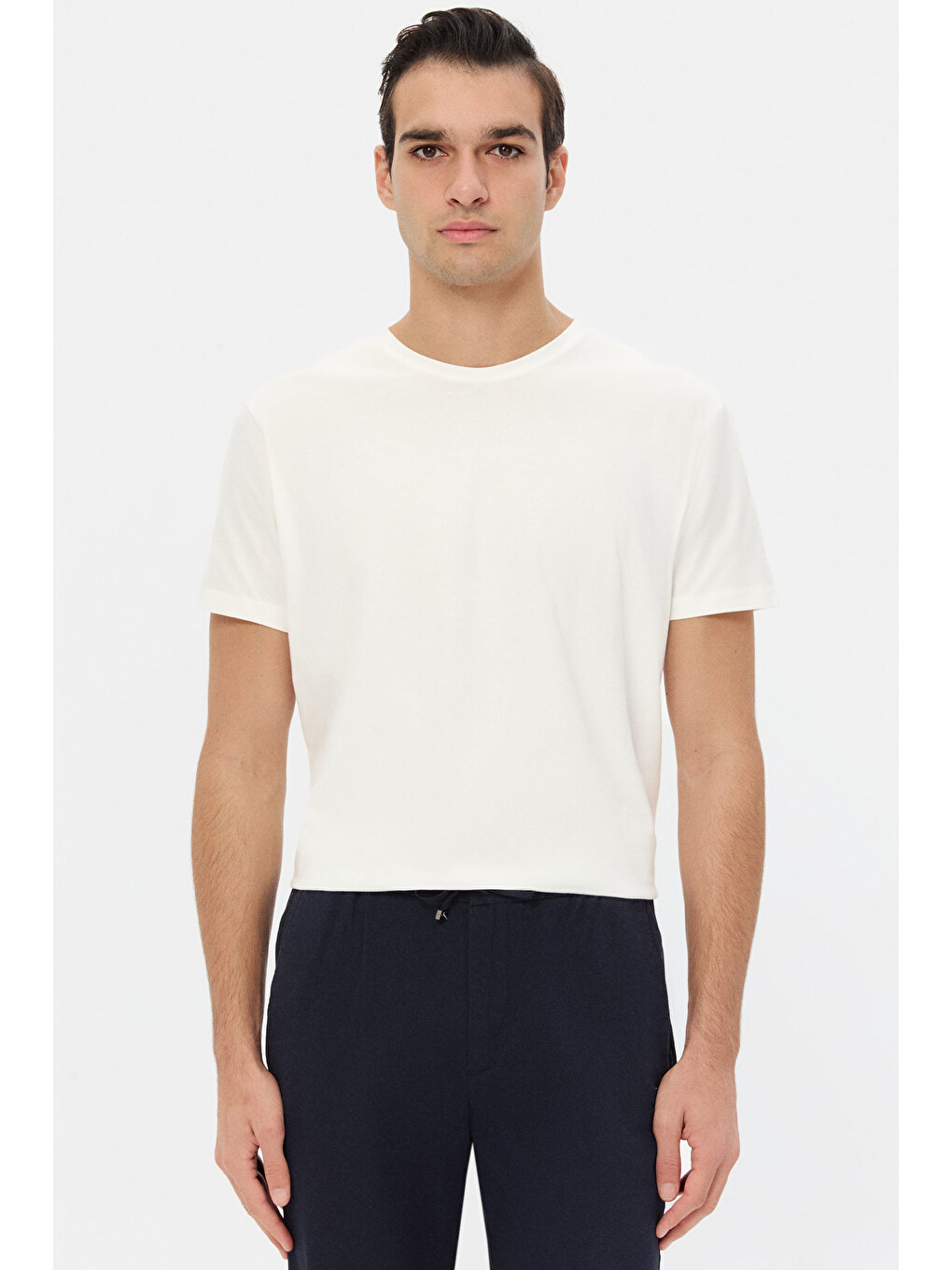 Slim Fit Beyaz Bisiklet Yaka %100 Pamuklu Nefes Alabilen Tişört-3