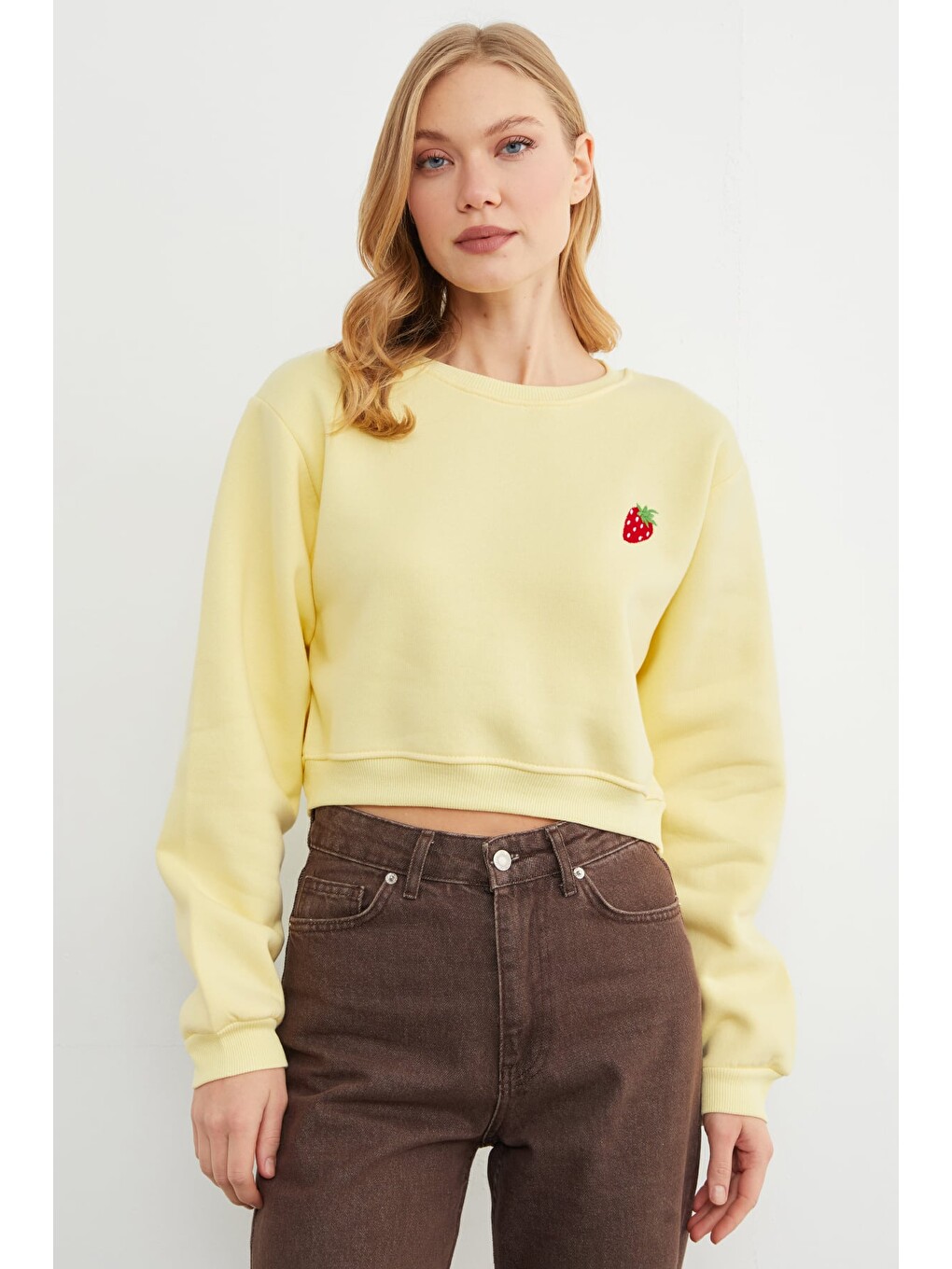 Sarı 3 İplik Çilek Nakışlı Crop Sweatshirt