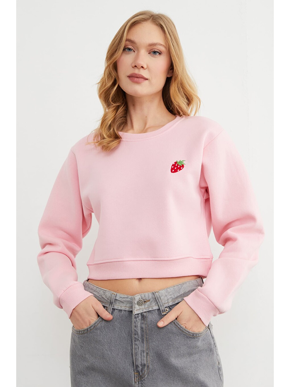 Pembe 3 İplik Çilek Nakışlı Crop Sweatshirt