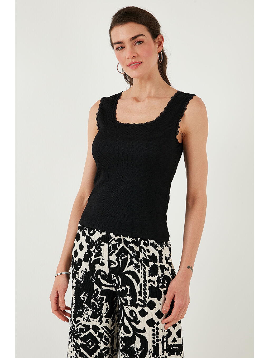 Siyah Slim Fit Kalın Askılı Dantelli Kare Yaka Bürümcük Kadın Atlet 5864979-4