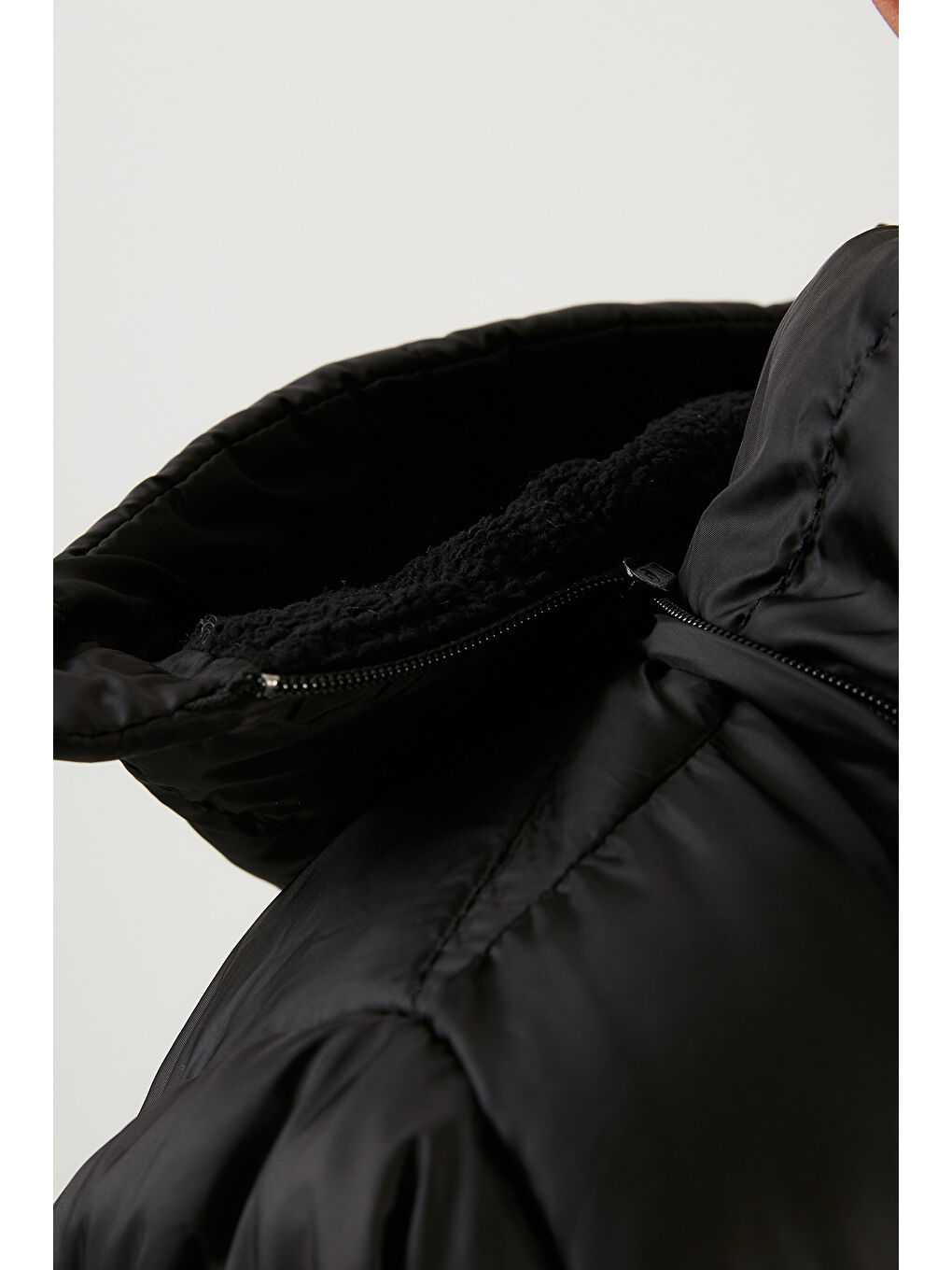 Siyah İçi Pelüş Astarlı Çıkarılabilir Kapüşonlu Şişme Erkek Çocuk Mont 576220K-5