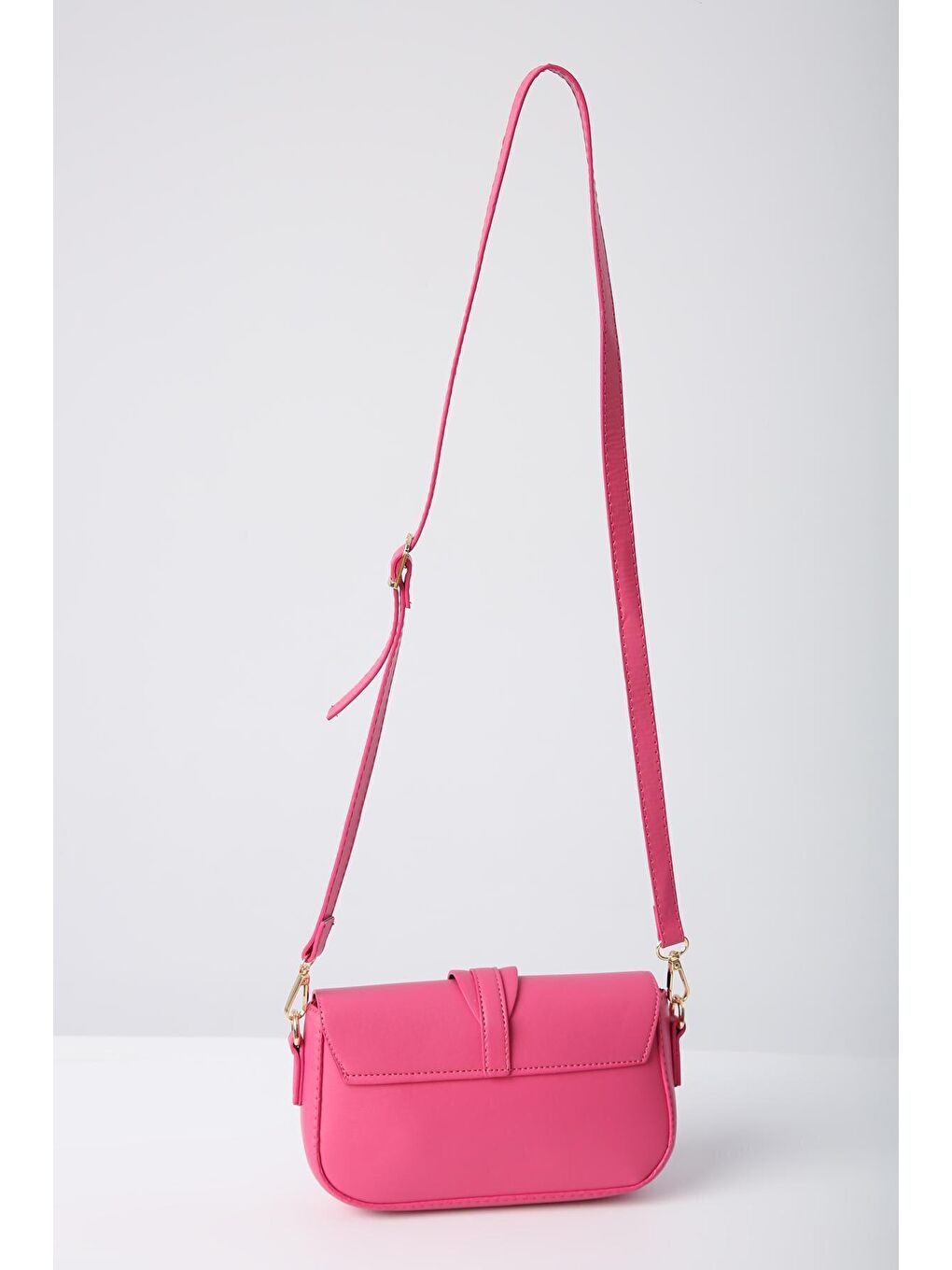 Fuşya Gold Tokalı Çapraz Askılı Minik Suni Deri Çanta