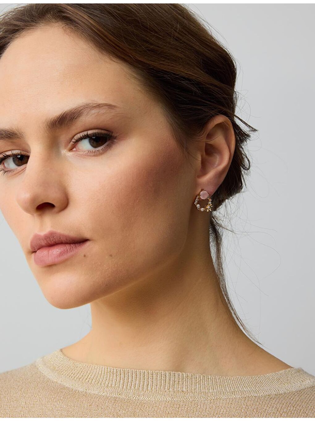 Sarı Altın Çiçek Figürlü Parlak Taşlı Küpe