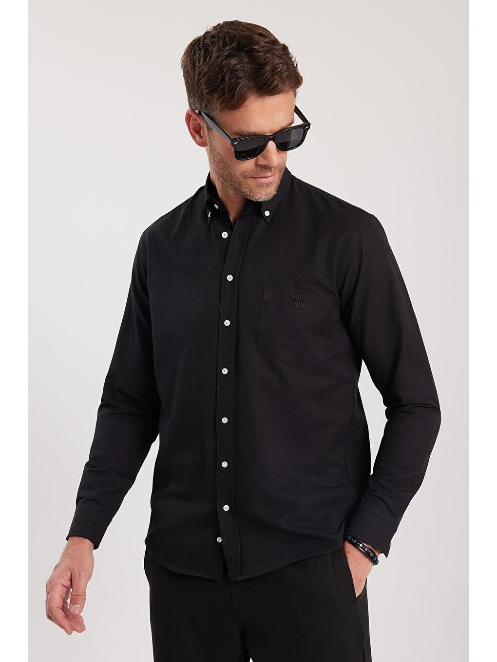 Erkek Regular Fit Klasik Kesim Oxford Doku Yaka Düğmeli Cepli Nakışlı Siyah Gömlek