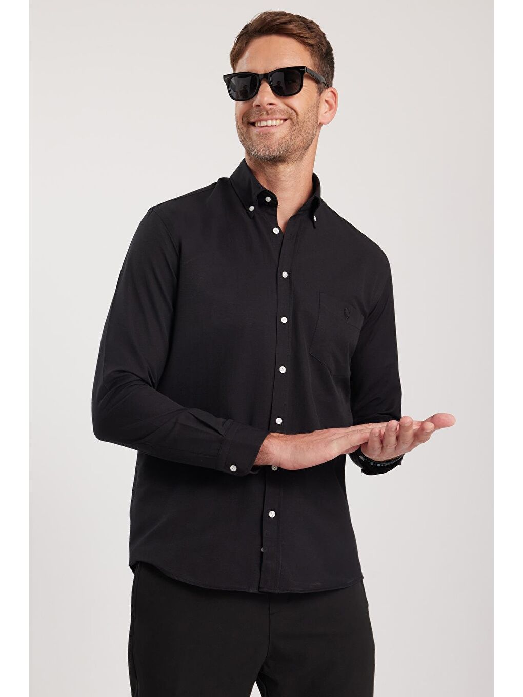 Erkek Regular Fit Klasik Kesim Oxford Doku Yaka Düğmeli Cepli Nakışlı Siyah Gömlek-1