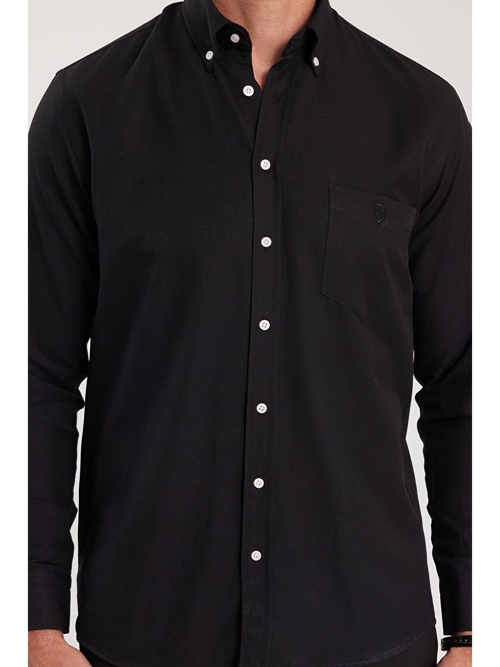 Erkek Regular Fit Klasik Kesim Oxford Doku Yaka Düğmeli Cepli Nakışlı Siyah Gömlek-2