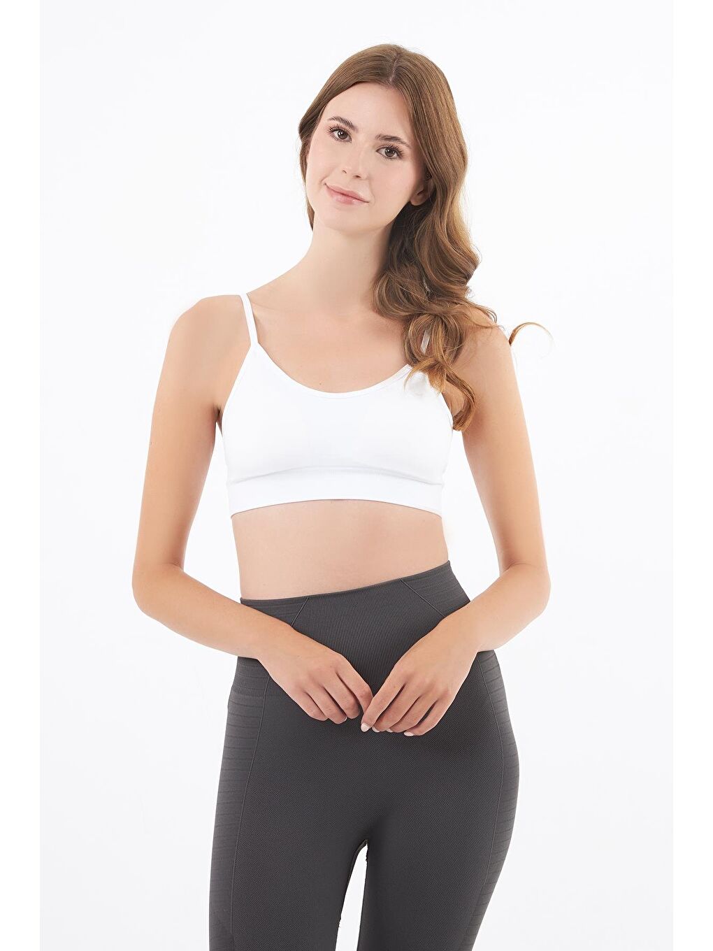 Beyaz İp Askılı Çıkarılabilir Kaplı Seamless Kadın Crop Atlet