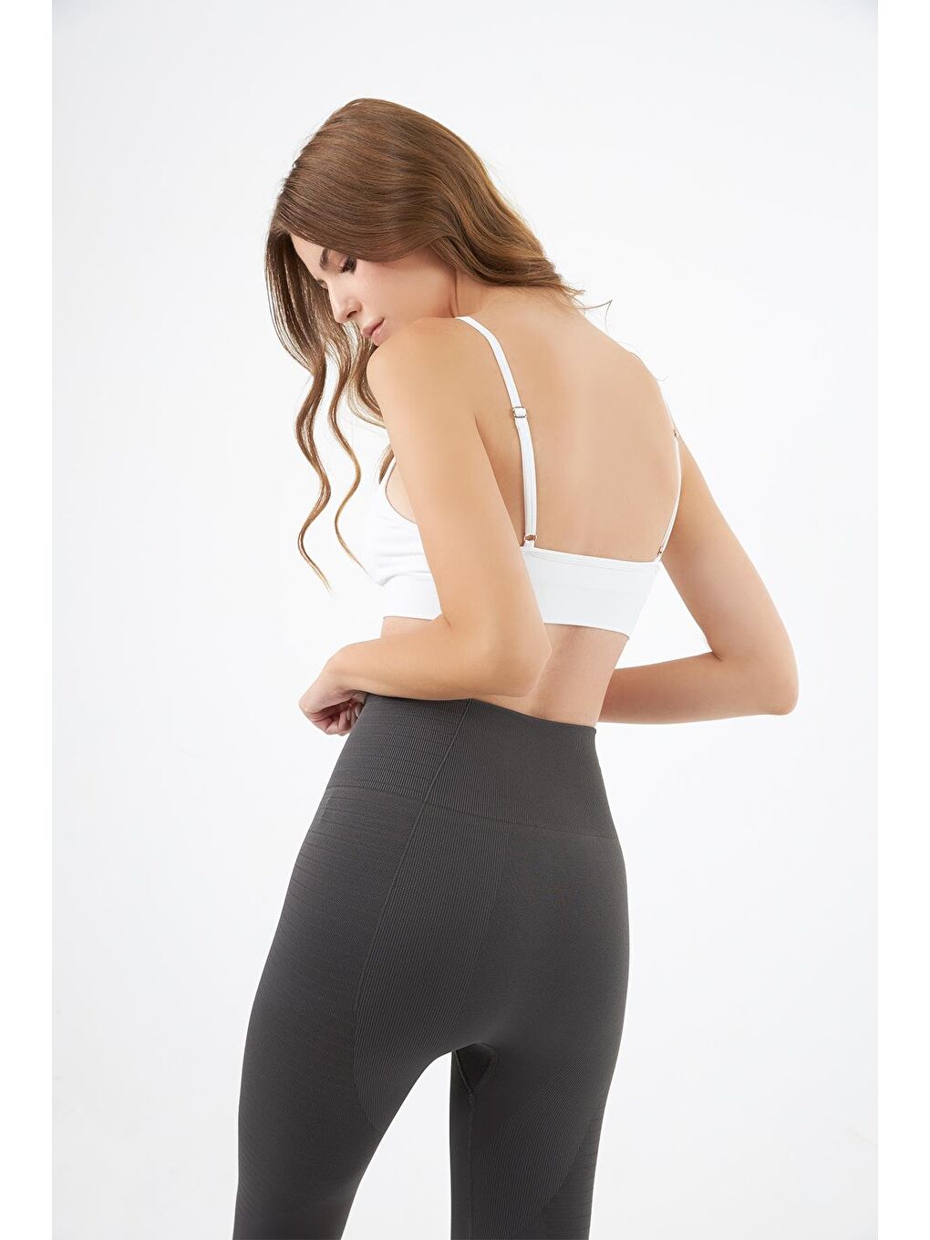 Beyaz İp Askılı Çıkarılabilir Kaplı Seamless Kadın Crop Atlet-3