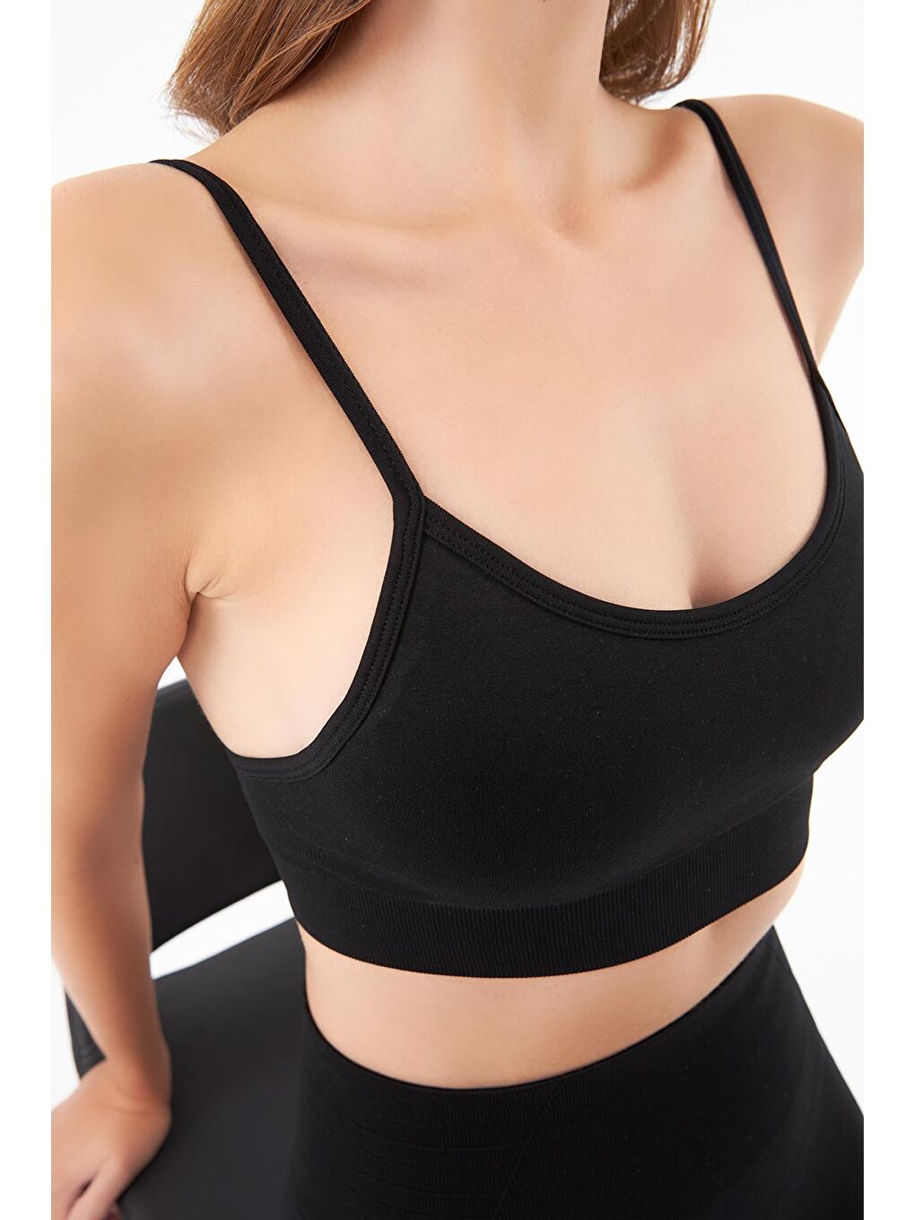 Siyah İp Askılı Çıkarılabilir Kaplı Seamless Kadın Crop Atlet-2