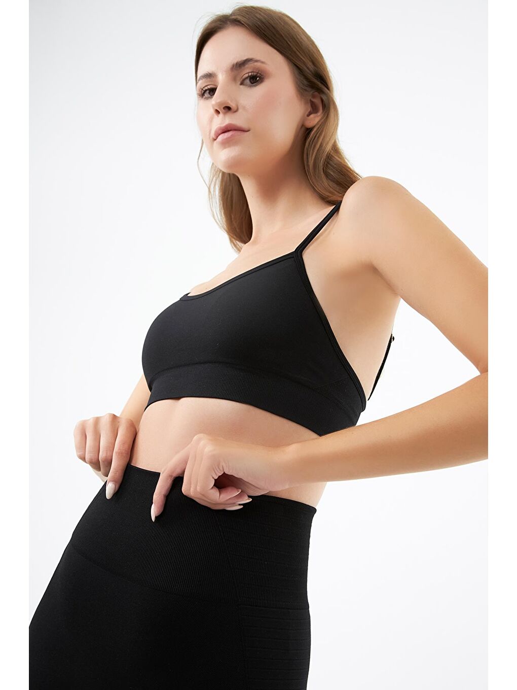 Siyah İp Askılı Çıkarılabilir Kaplı Seamless Kadın Crop Atlet-3