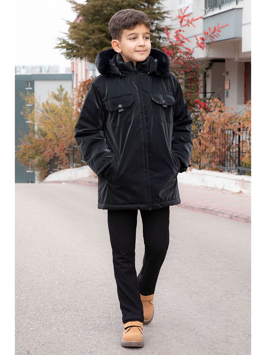 Siyah Çıtçıtlı Göğüs Cepli İçi Kürklü Erkek Çocuk Kapüşonlu Mont 21349-1