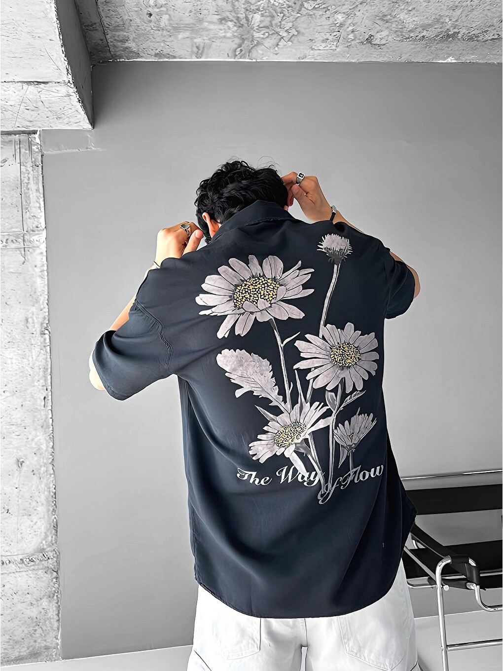 Gri Erkek Oversize 'flowers The Way' Baskılı Desenli Gömlek Füme-1