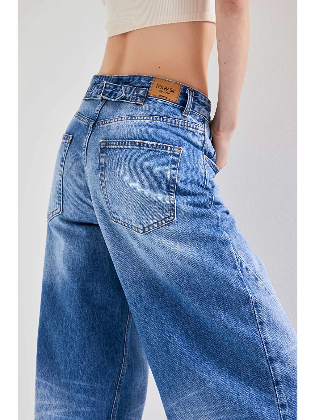 Kadın Mavi Jean Rengi 10S5-4 Kemer Tokalı Barrel Fit %100 Pamuk Denim Jean-2