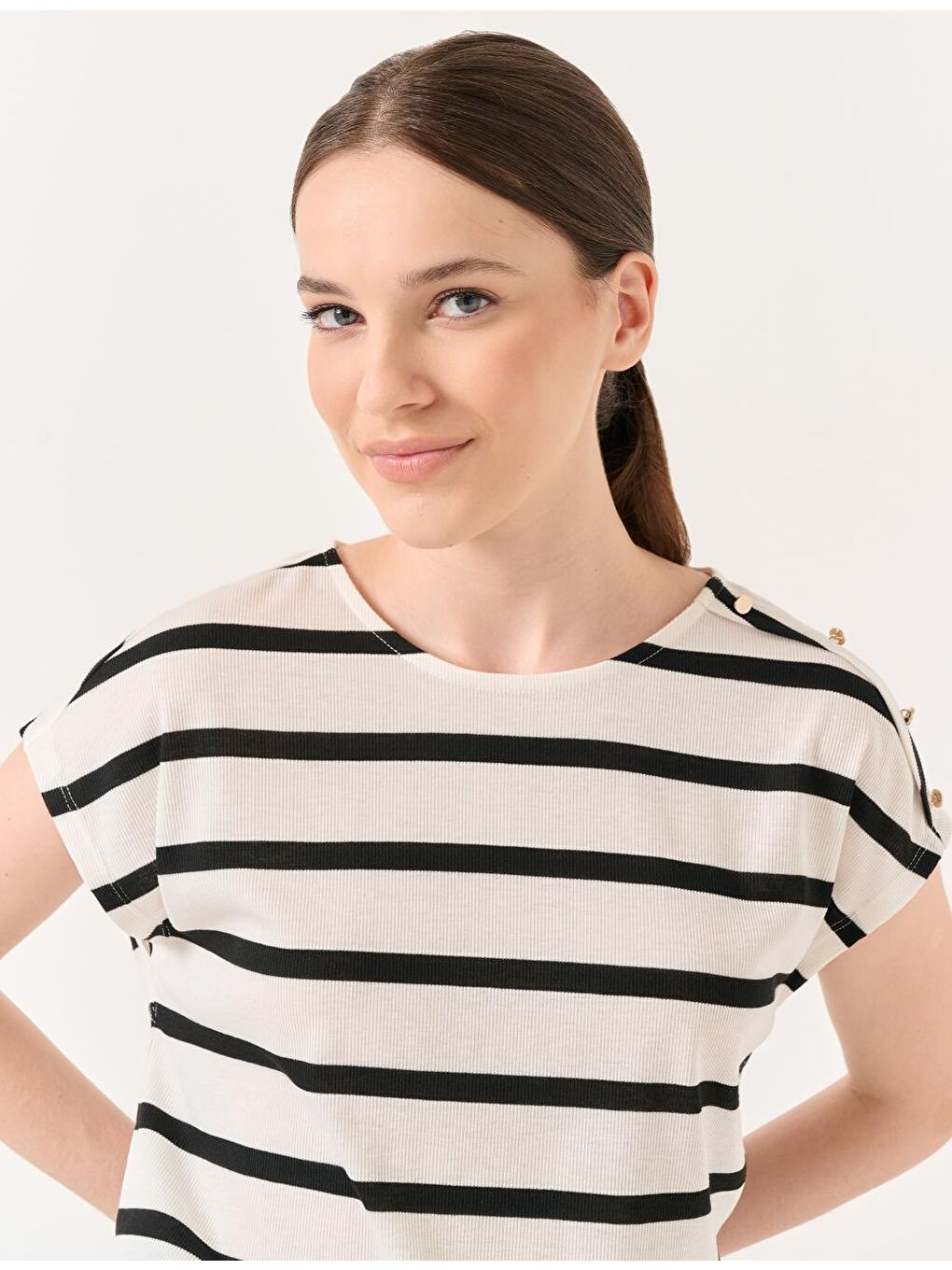 Beyaz Bisiklet Yaka Kolsuz Çizgili Tişört-1