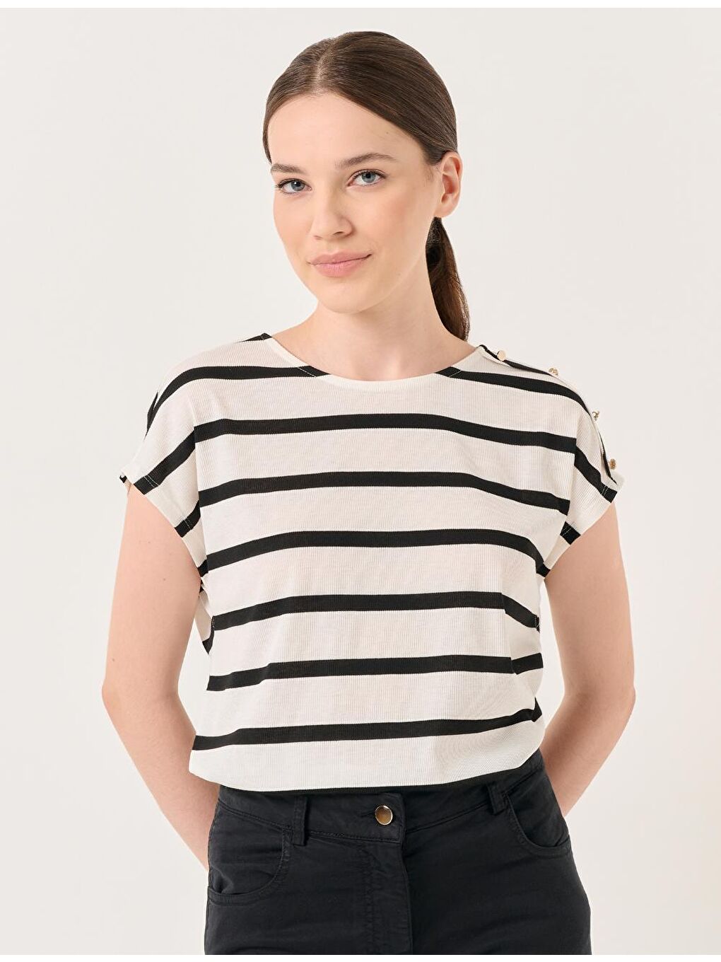 Beyaz Bisiklet Yaka Kolsuz Çizgili Tişört-3