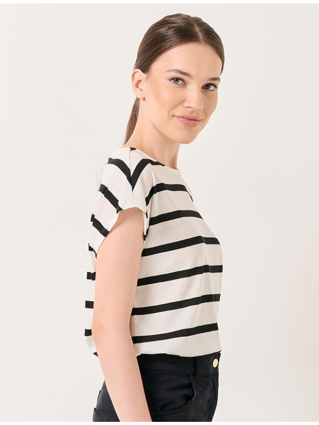 Beyaz Bisiklet Yaka Kolsuz Çizgili Tişört-4