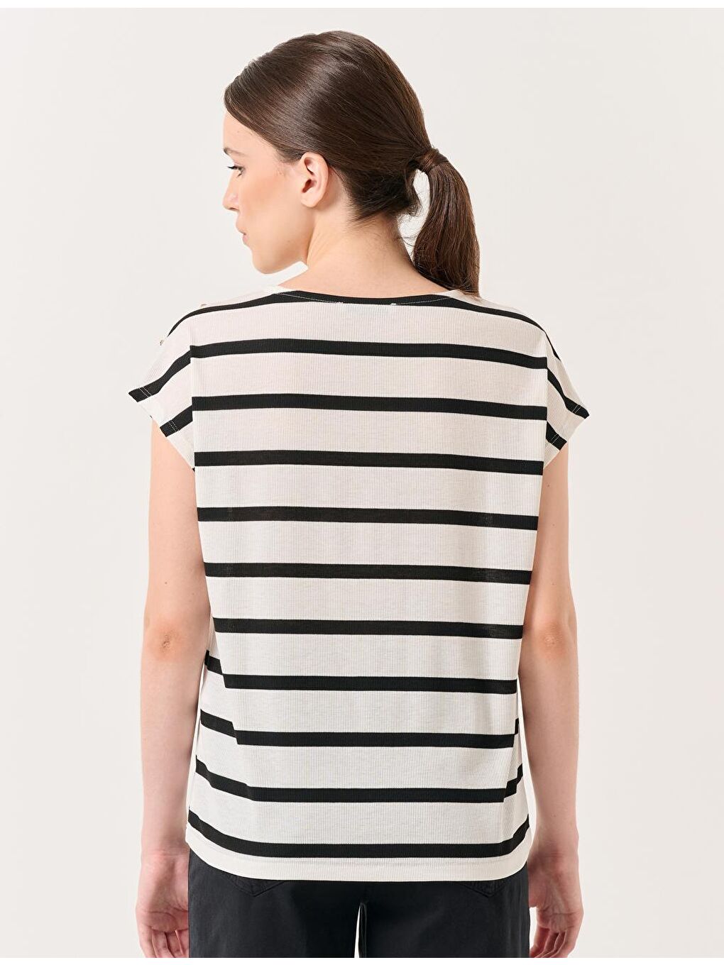 Beyaz Bisiklet Yaka Kolsuz Çizgili Tişört-5