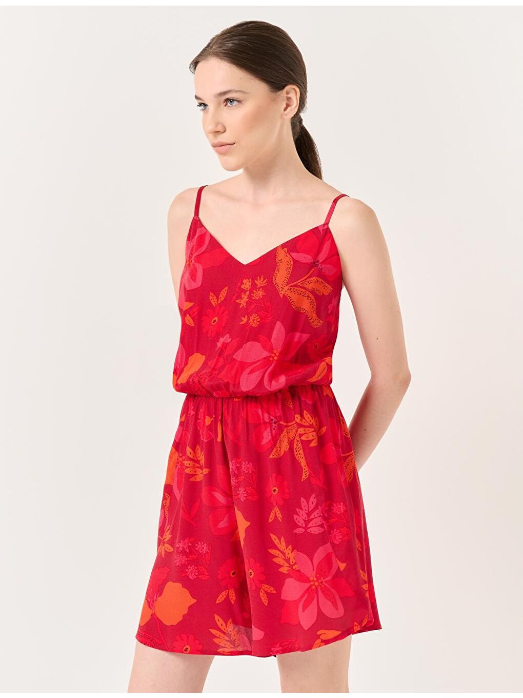 Koyu Kırmızı Askılı V Yaka Desenli Kısa Tulum