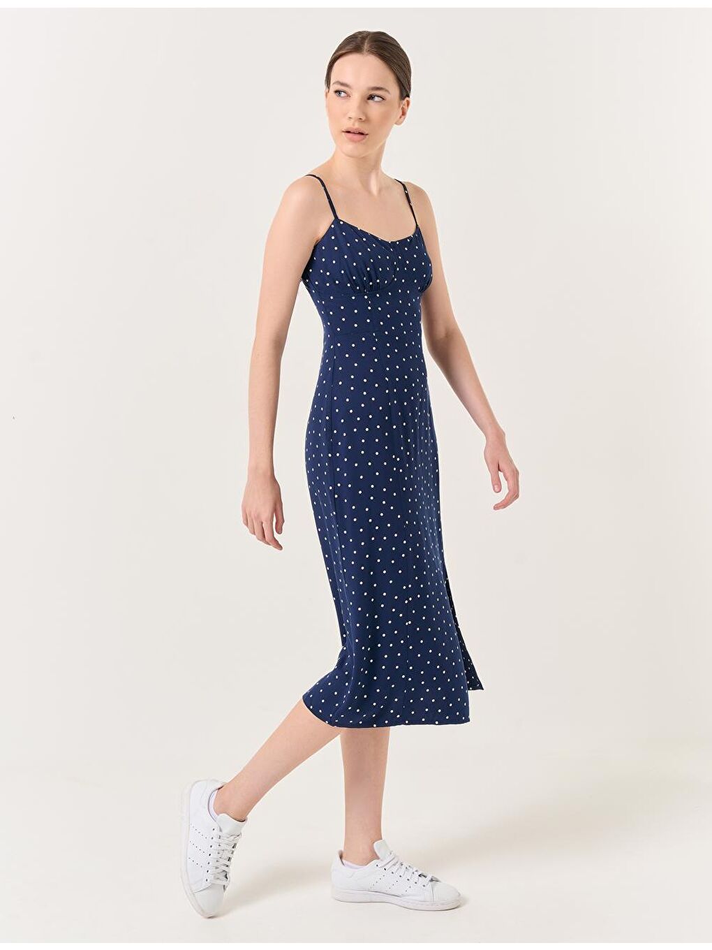 Lacivert Açık Yaka Askılı Çiçek Desenli Dokuma Elbise-3