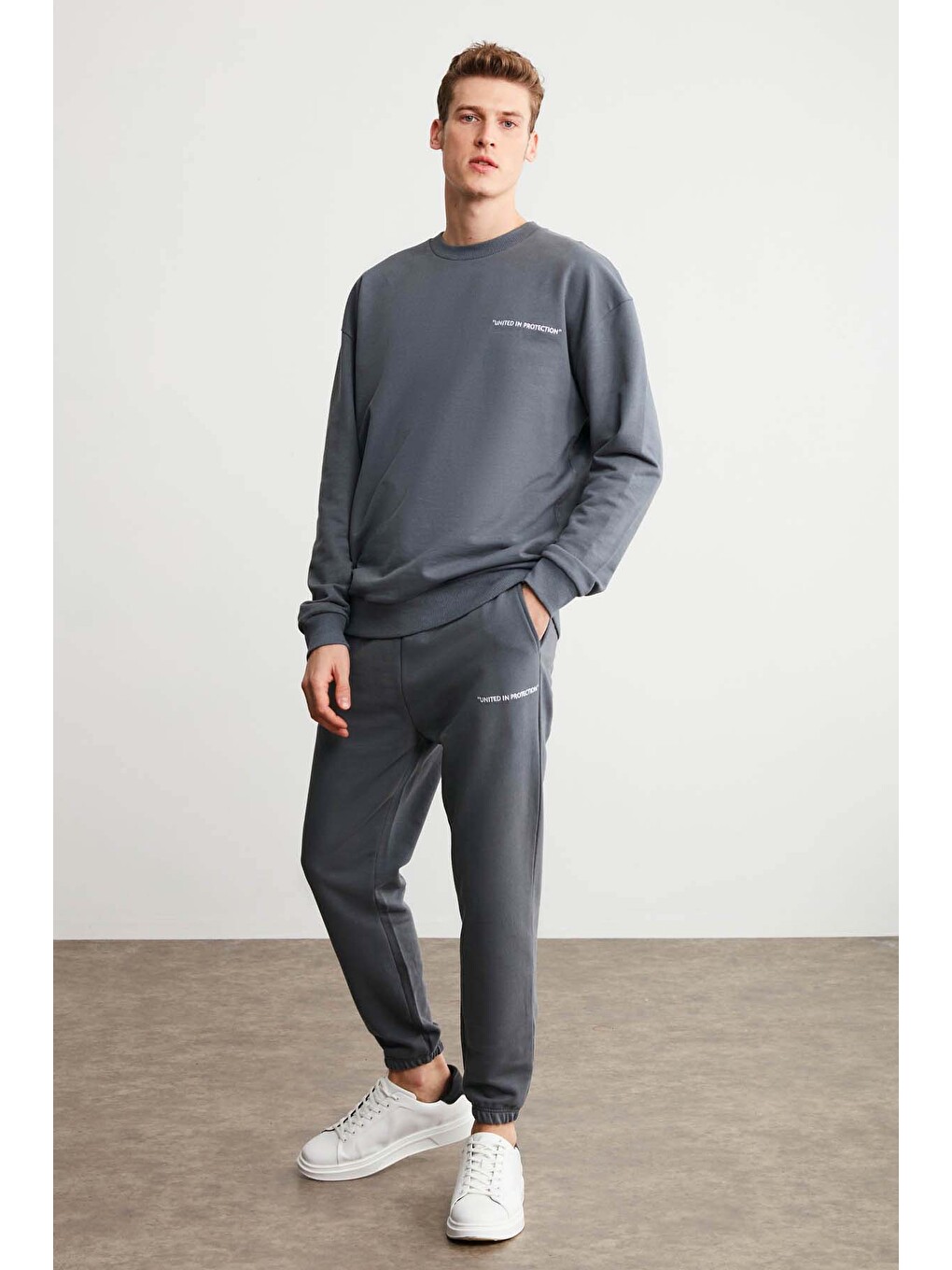 Darrıt Erkek Organik Kumaşlı İçi Polarlı Yazı Nakışlı Jogger Koyu Gri Eşofman Altı