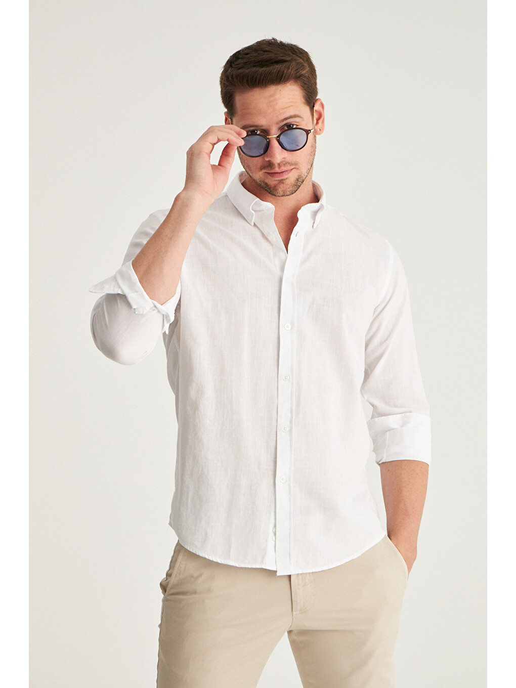 Slim Fit Beyaz Düğmeli Yaka %100 Pamuk Yazlık Flamlı Keten Görünümlü Gömlek