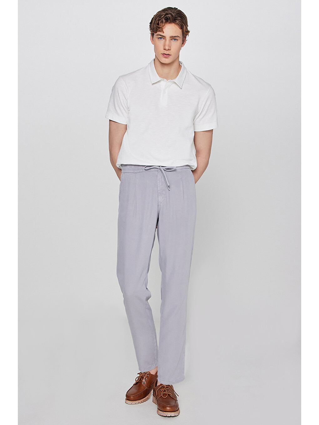 Gri Regular Fit Siyah Pantolon