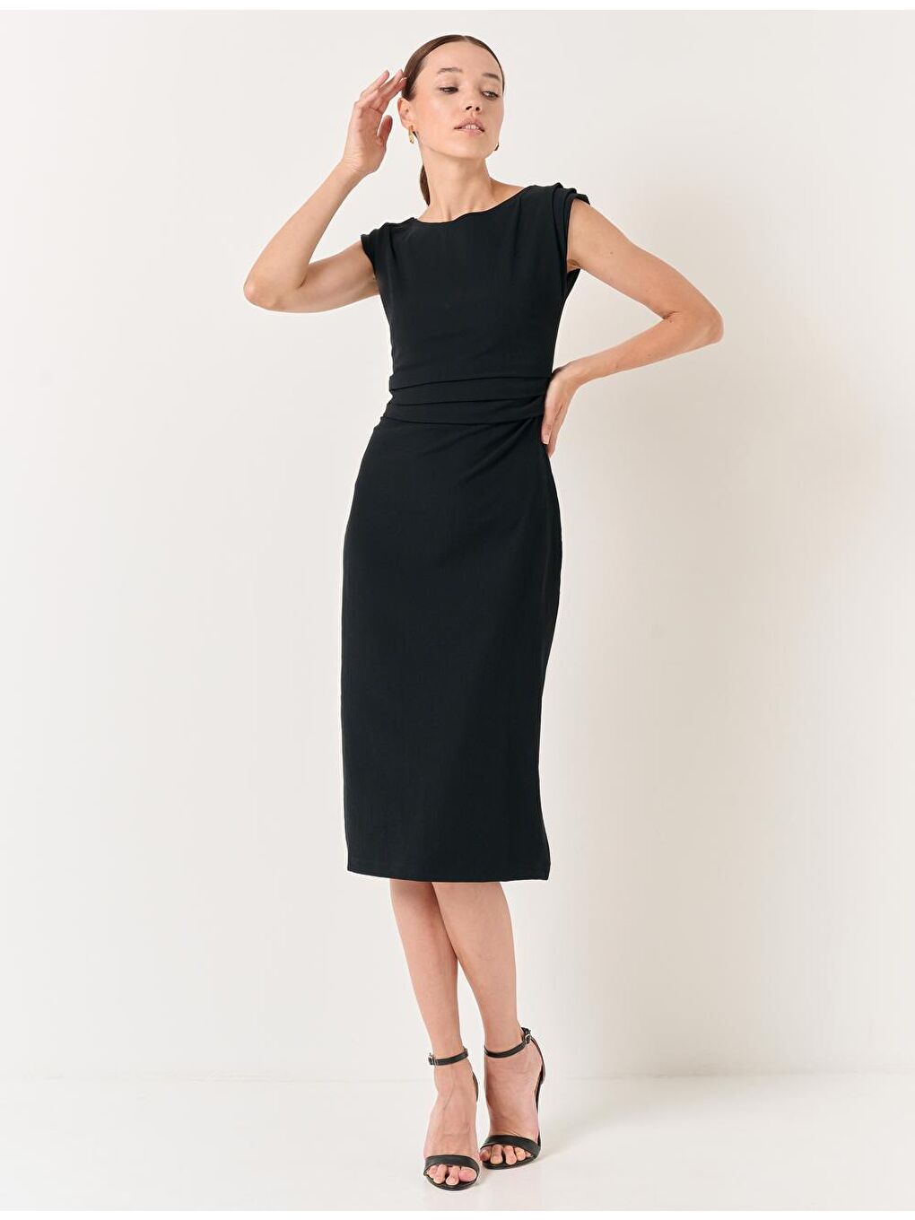Siyah Kayık Yaka Kolsuz Midi Elbise