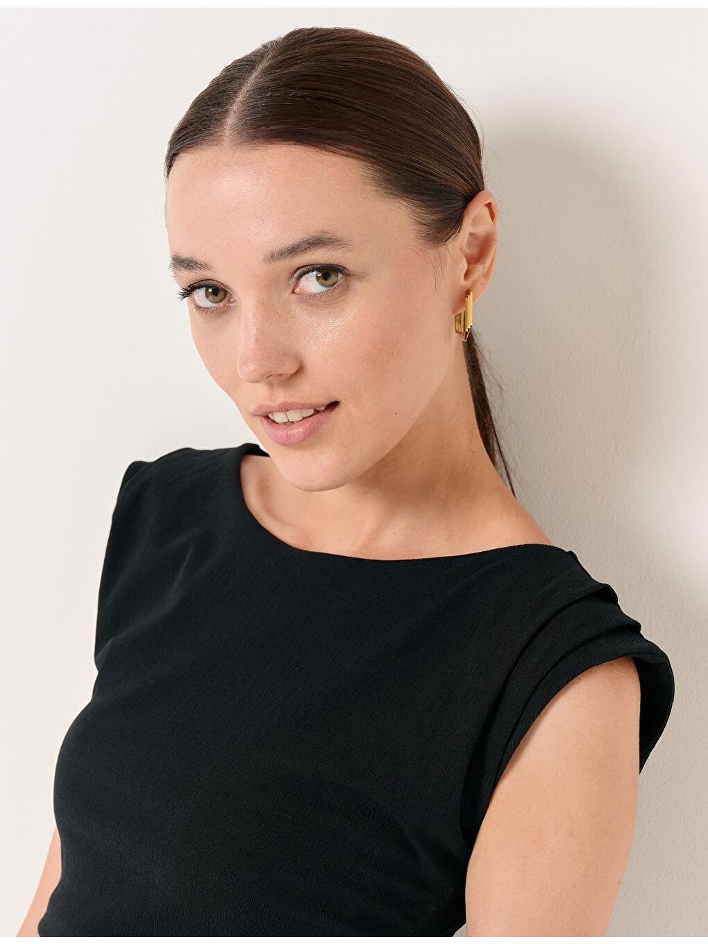 Siyah Kayık Yaka Kolsuz Midi Elbise-1