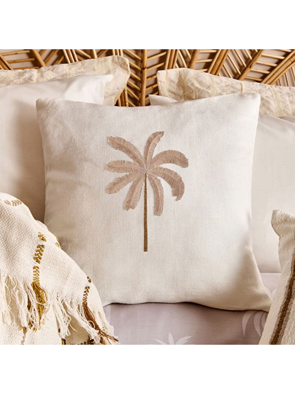Soft Palm Breeze Nakışlı Kırlent - Ekru - 45x45 cm