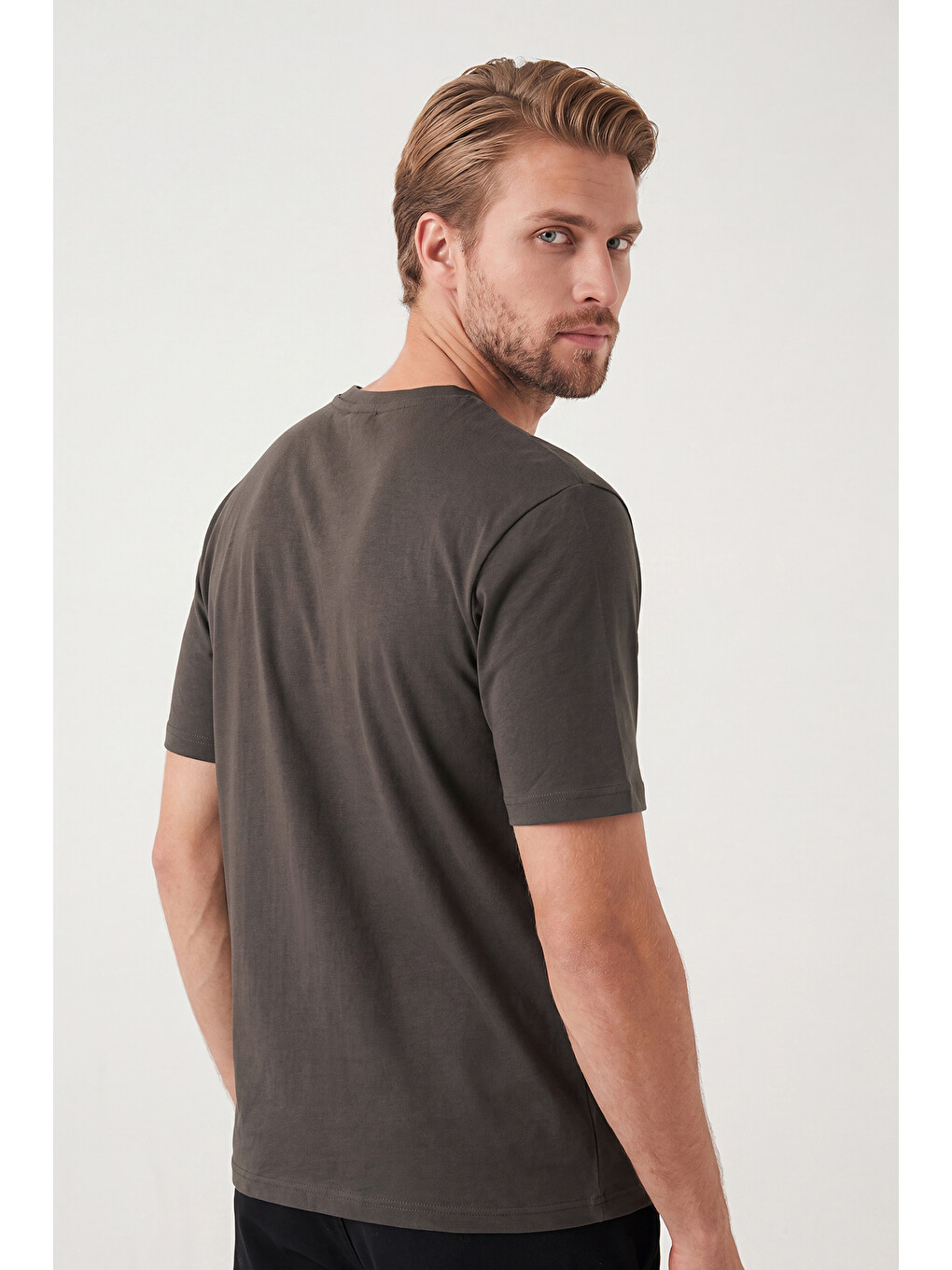 Kahverengi Pamuklu Relaxed Fit Bisiklet Yaka Basic T Shirt 5905884-5