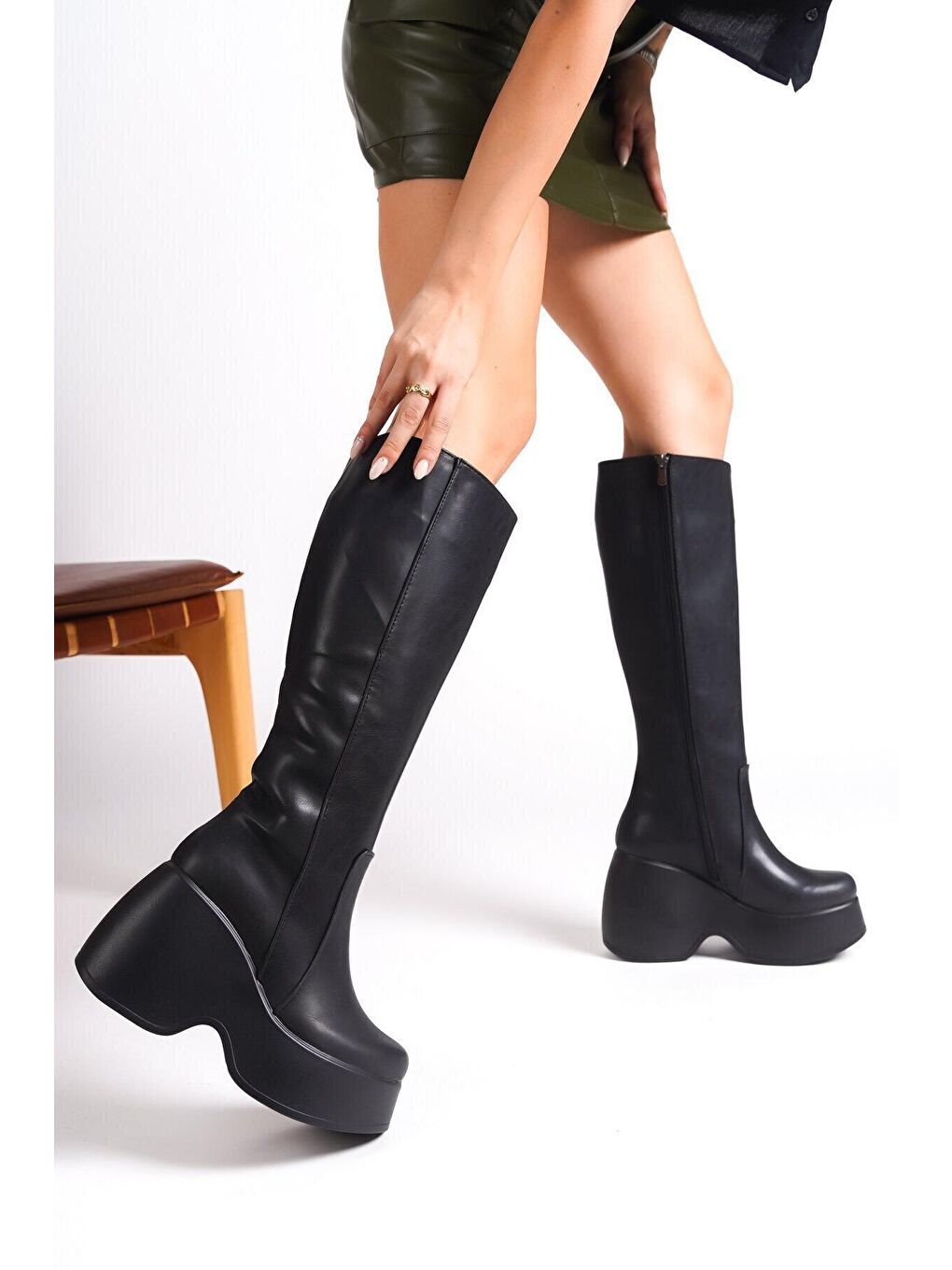 Siyah Yuvarlak Burunlu Platform Topuklu Uzun Kadın Çizme