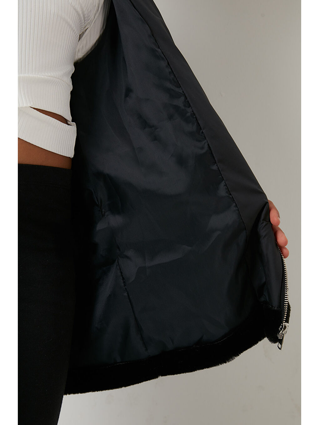 Siyah İçi Astarlı Kapüşonlu Cepli Suni Kürk Kız Çocuk Kaban 2497LINA-5