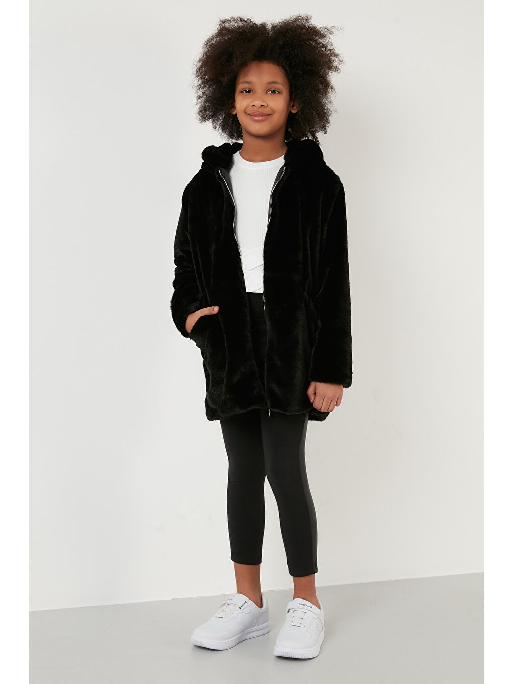 Siyah İçi Astarlı Kapüşonlu Cepli Suni Kürk Kız Çocuk Kaban 2497LINA-6