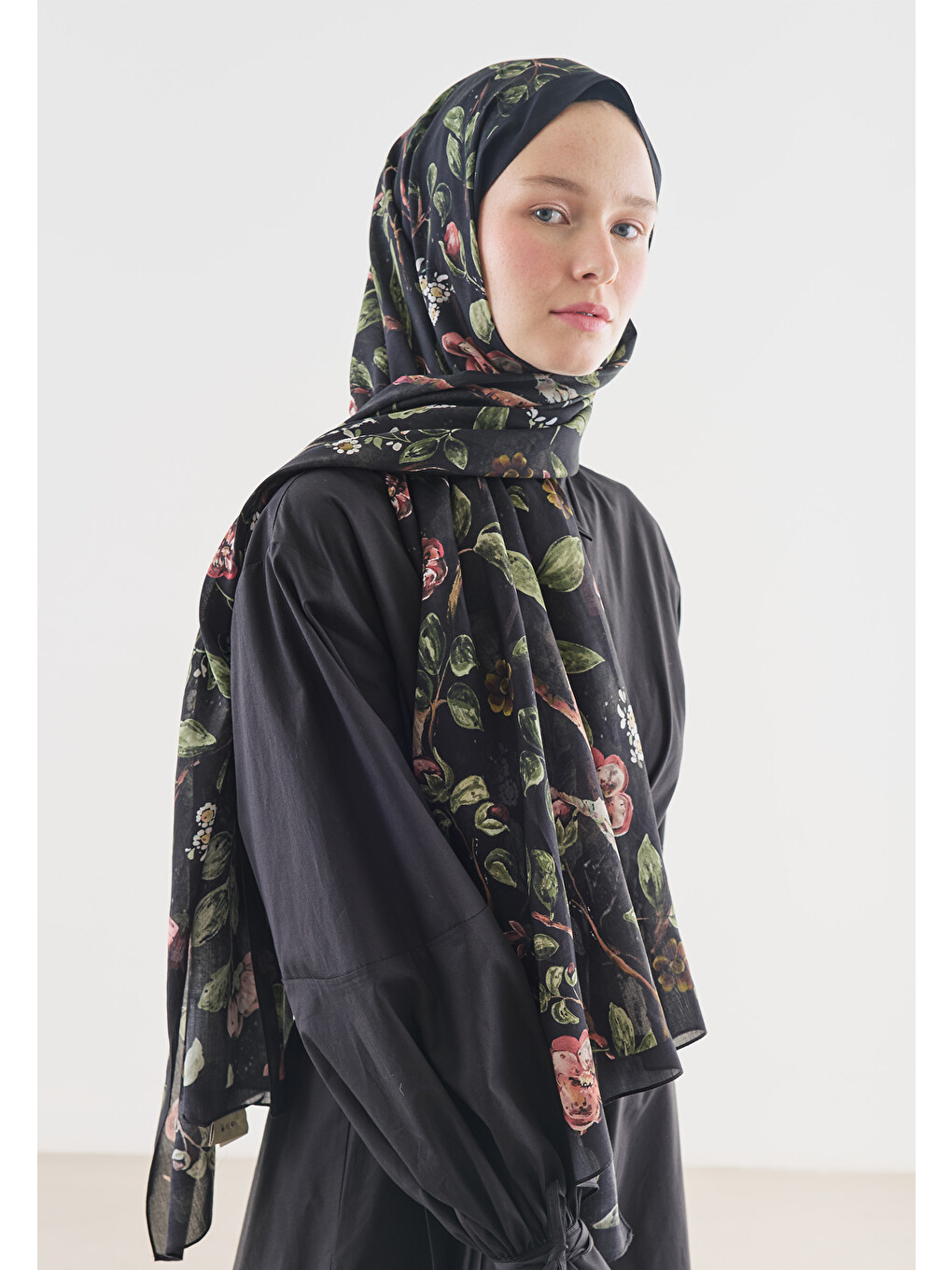 Flower Rain Desenli Pamuk Viskon Şal Siyah-2