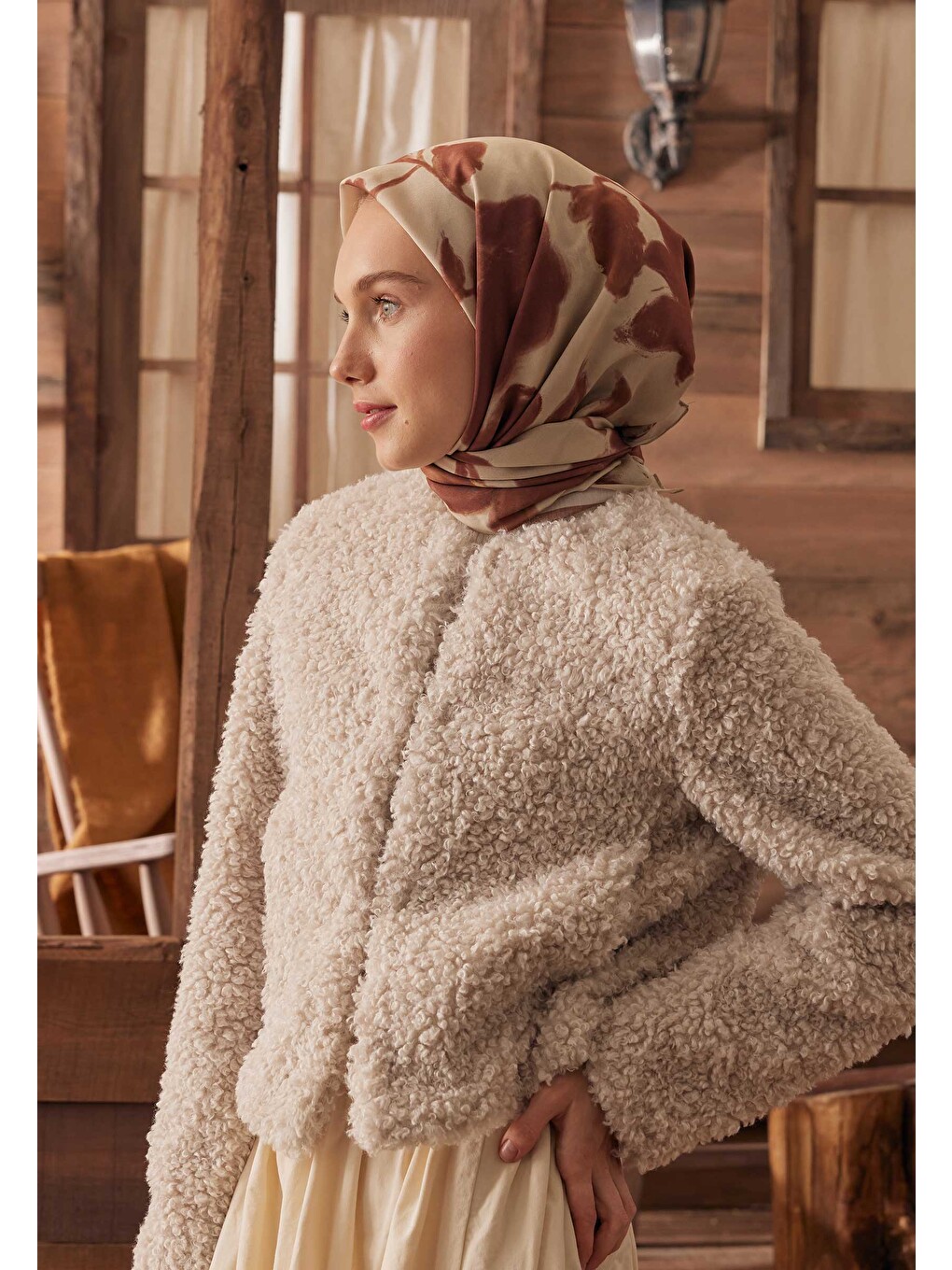 Kahverengi Dark Flower Desen Pamuk İpek Eşarp Tarçın
