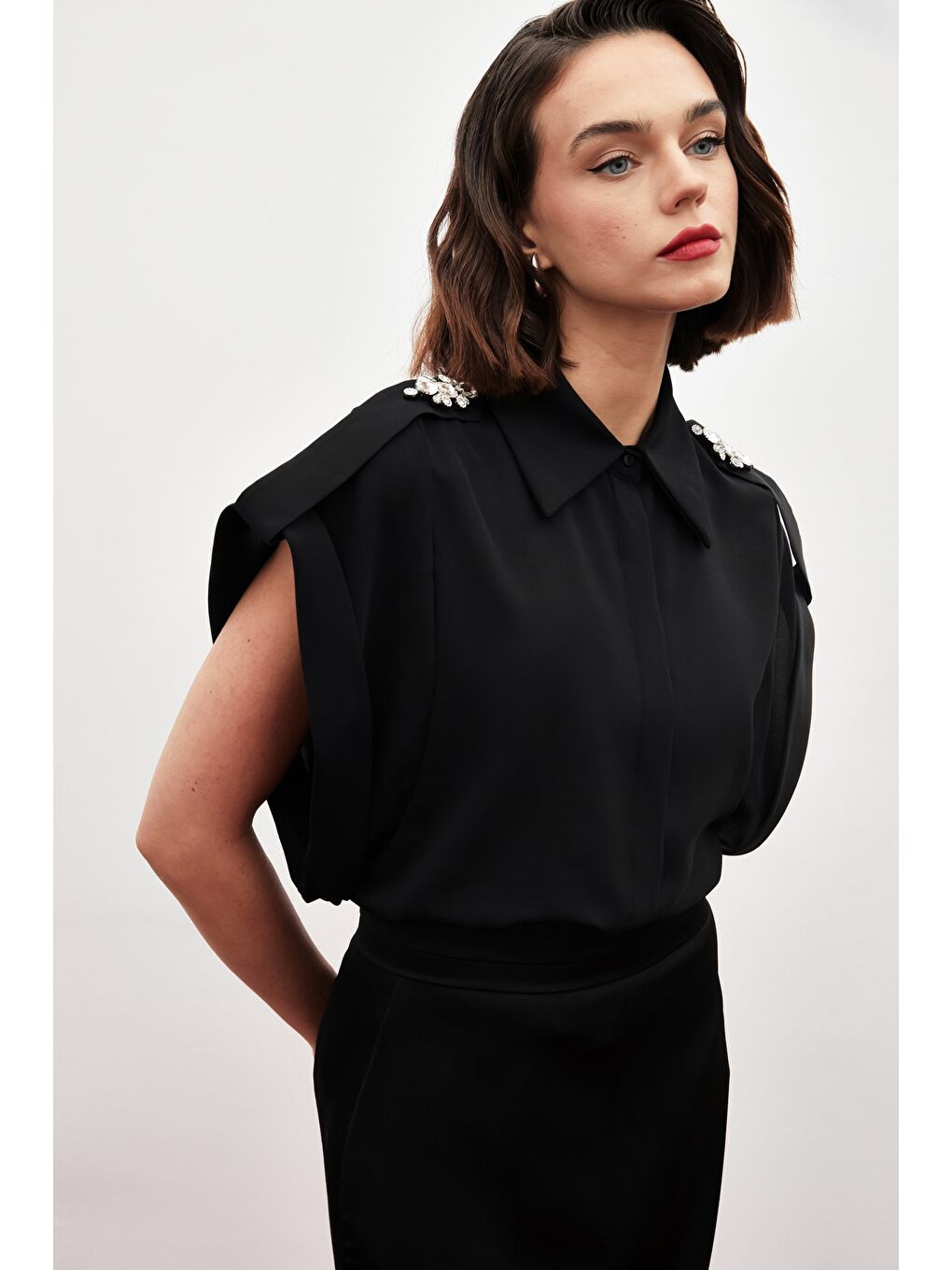 Omuz Aksesuarlı Kısa Kol Gömlek - Siyah-5