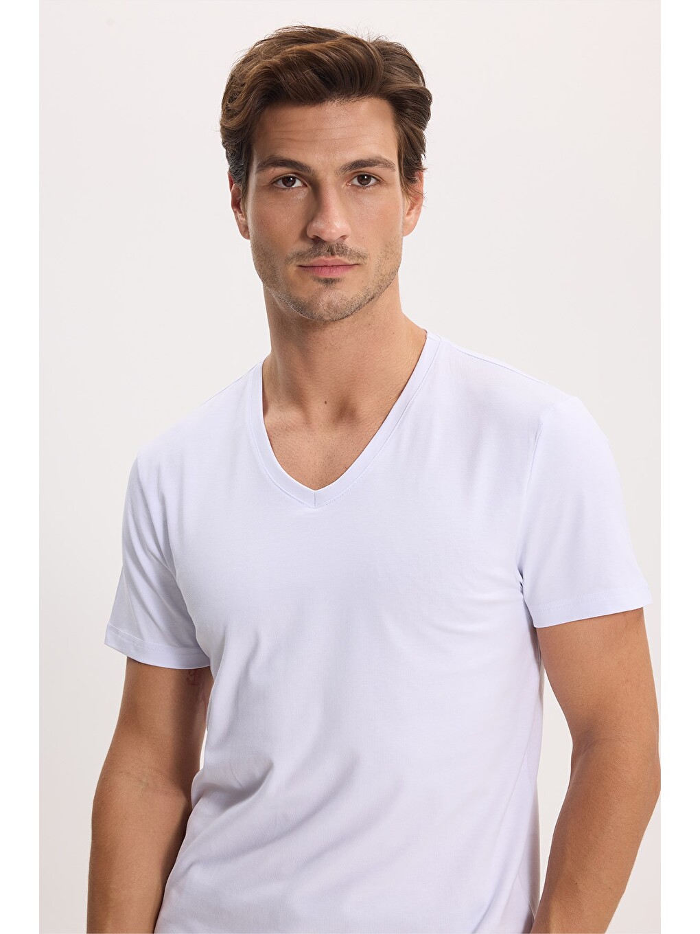Beyaz Slim Fit V Yaka Düz Basıc Kısa Kol Tişört