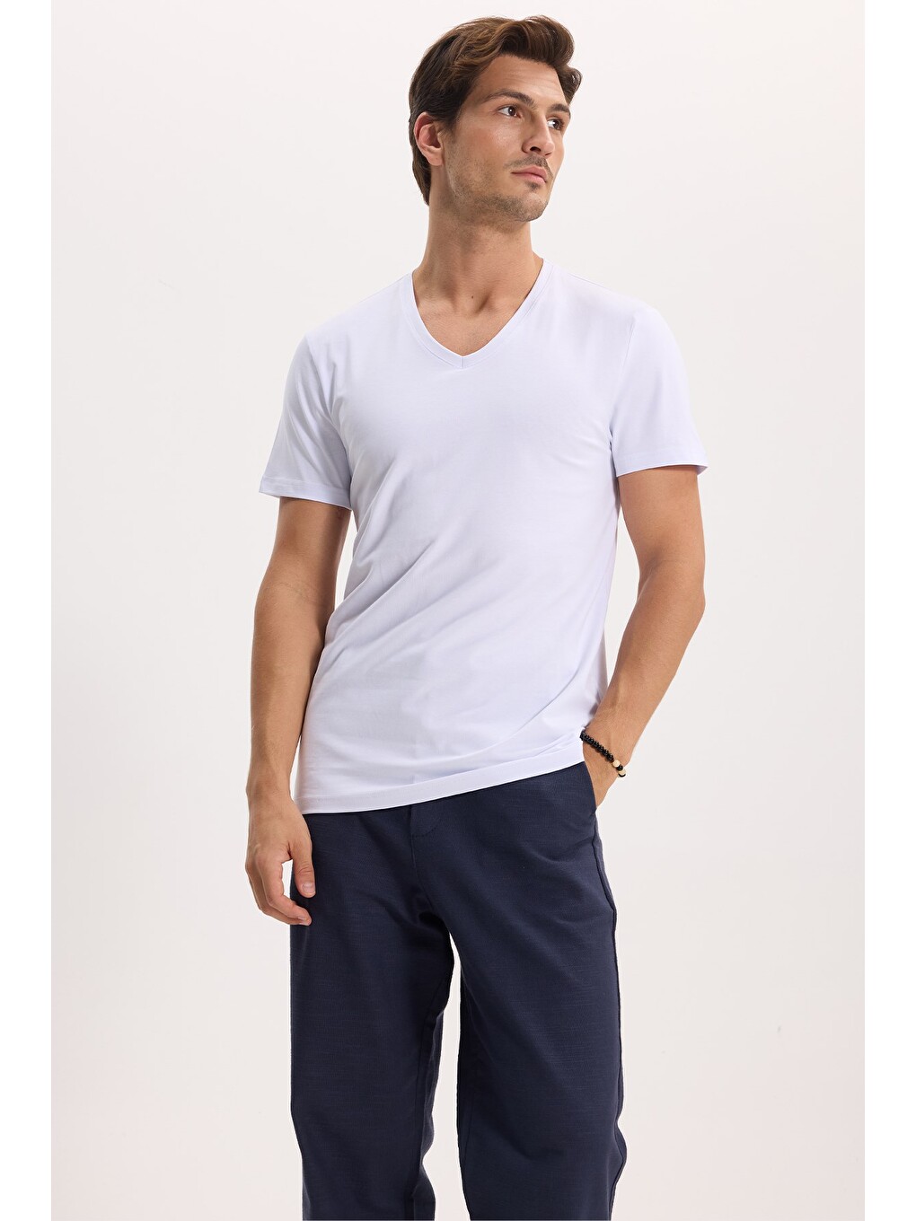 Beyaz Slim Fit V Yaka Düz Basıc Kısa Kol Tişört-3