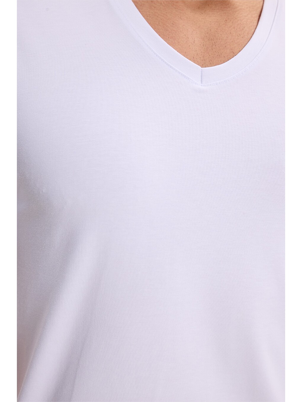 Beyaz Slim Fit V Yaka Düz Basıc Kısa Kol Tişört-5