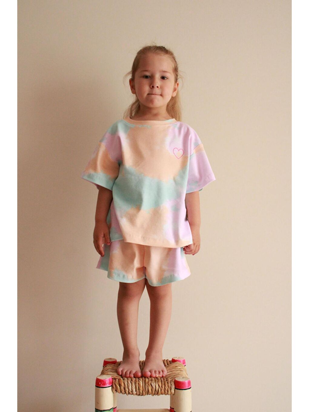 Bej Batik Desenli Kalp Nakışlı Şortlu Takım-1