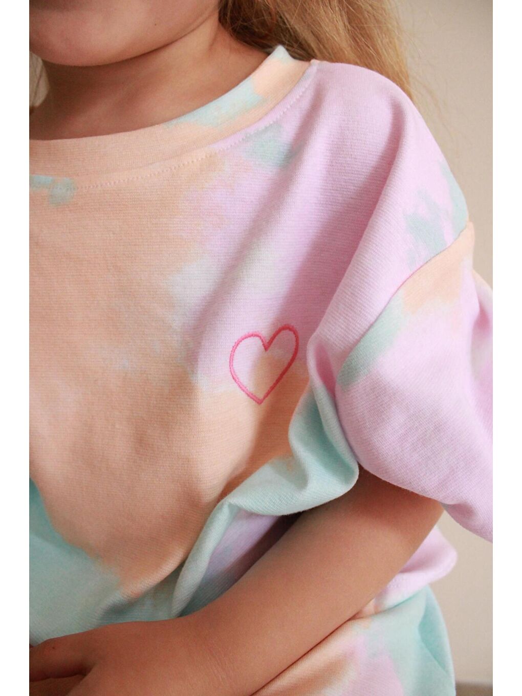 Bej Batik Desenli Kalp Nakışlı Şortlu Takım-2