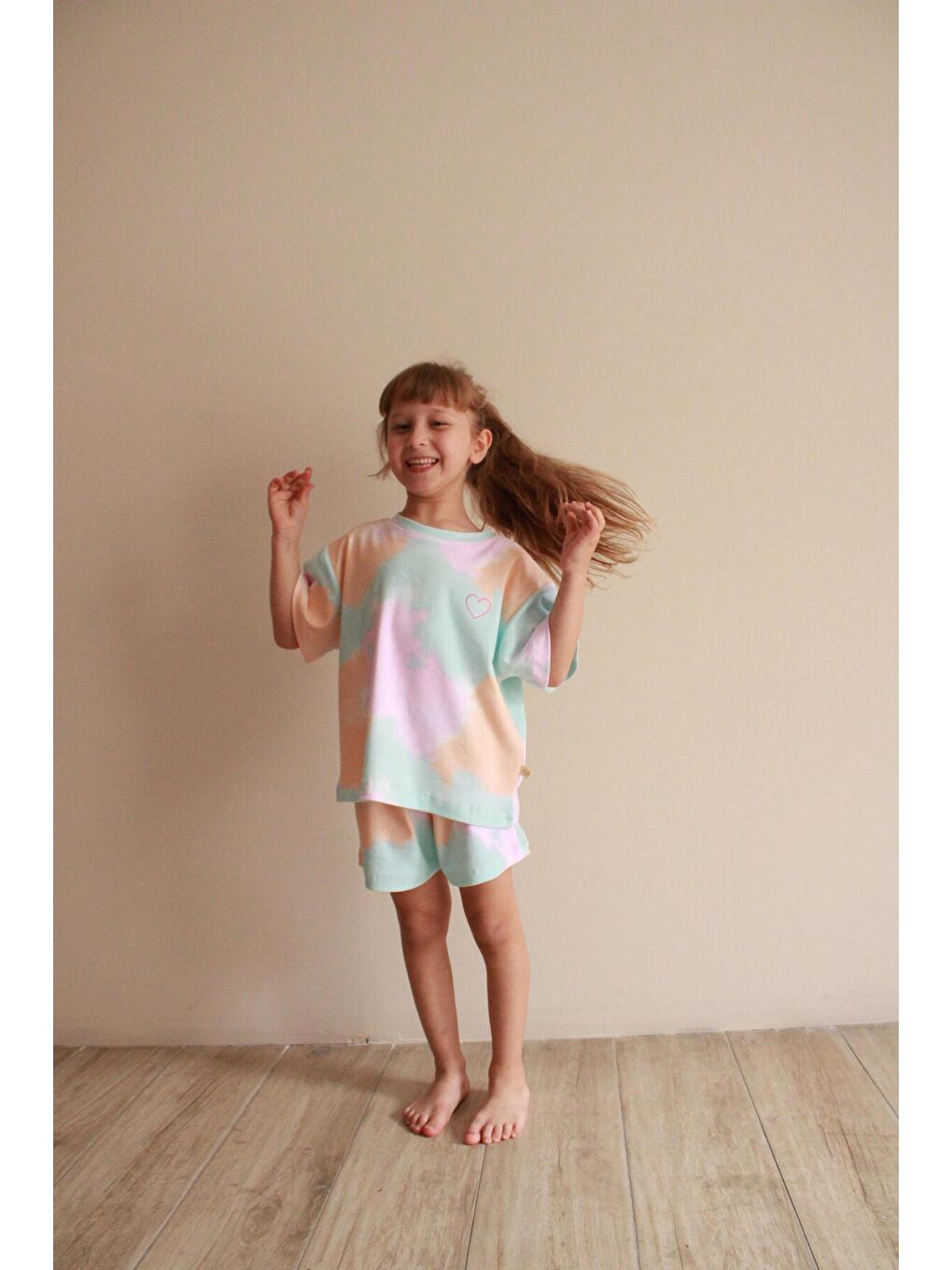 Bej Batik Desenli Kalp Nakışlı Şortlu Takım-6