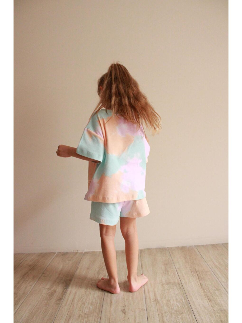 Bej Batik Desenli Kalp Nakışlı Şortlu Takım-7