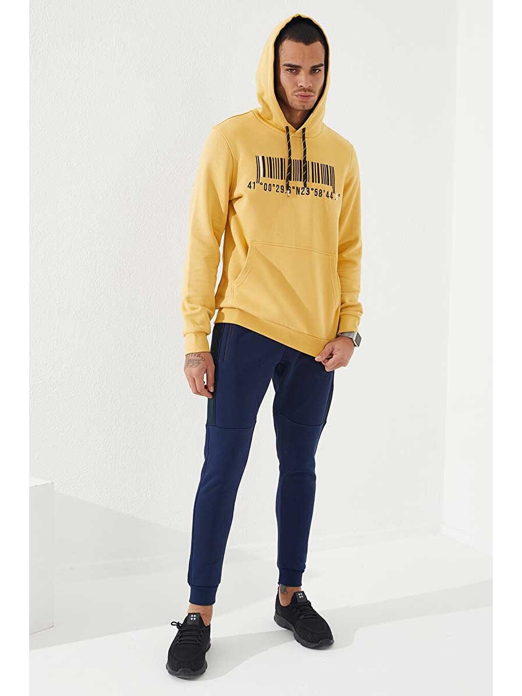 Sarı Hardal Nakışlı Kanguru Cep Standart Kalıp Kapüşonlu Erkek Hoodie - 87839-1