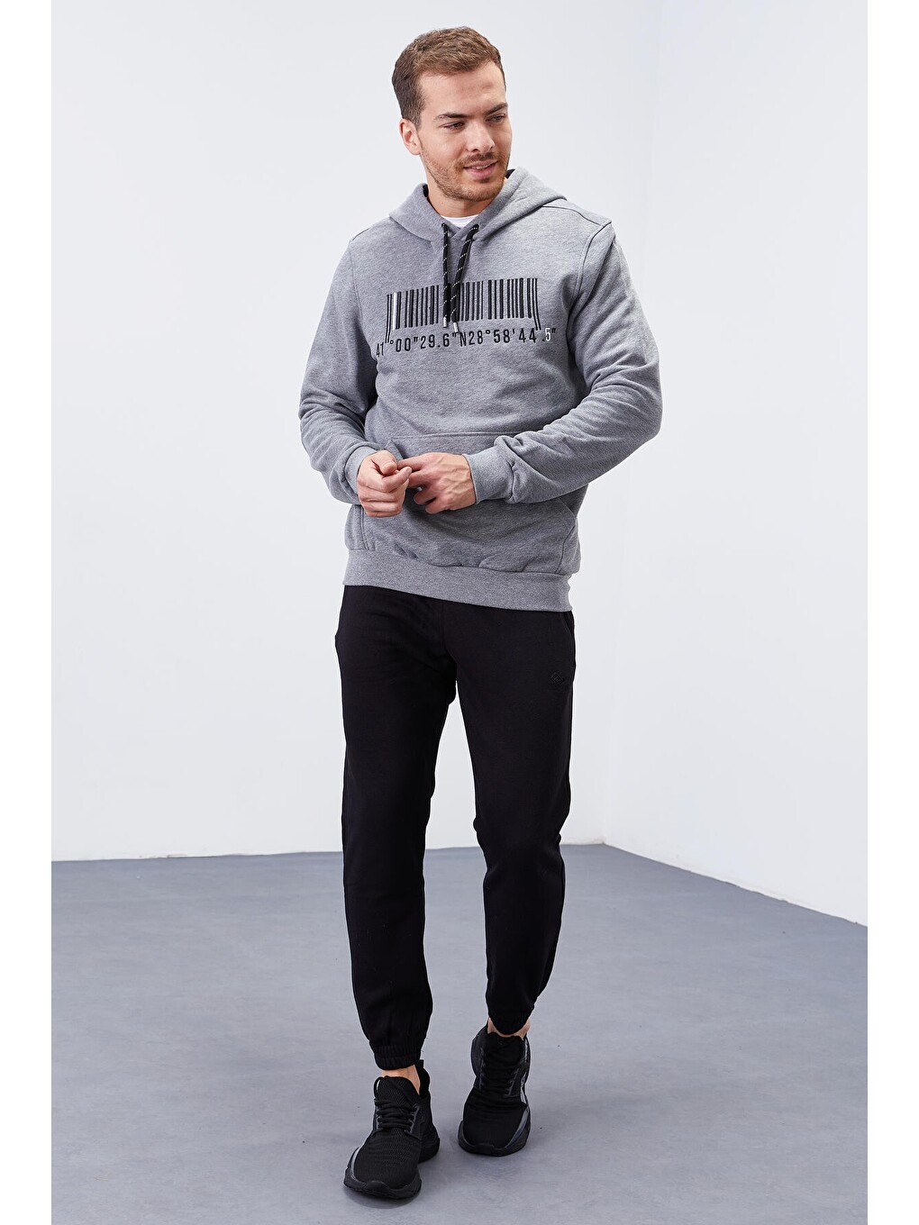 Gri Melanj Nakışlı Kanguru Cep Standart Kalıp Kapüşonlu Erkek Hoodie - 87839-1