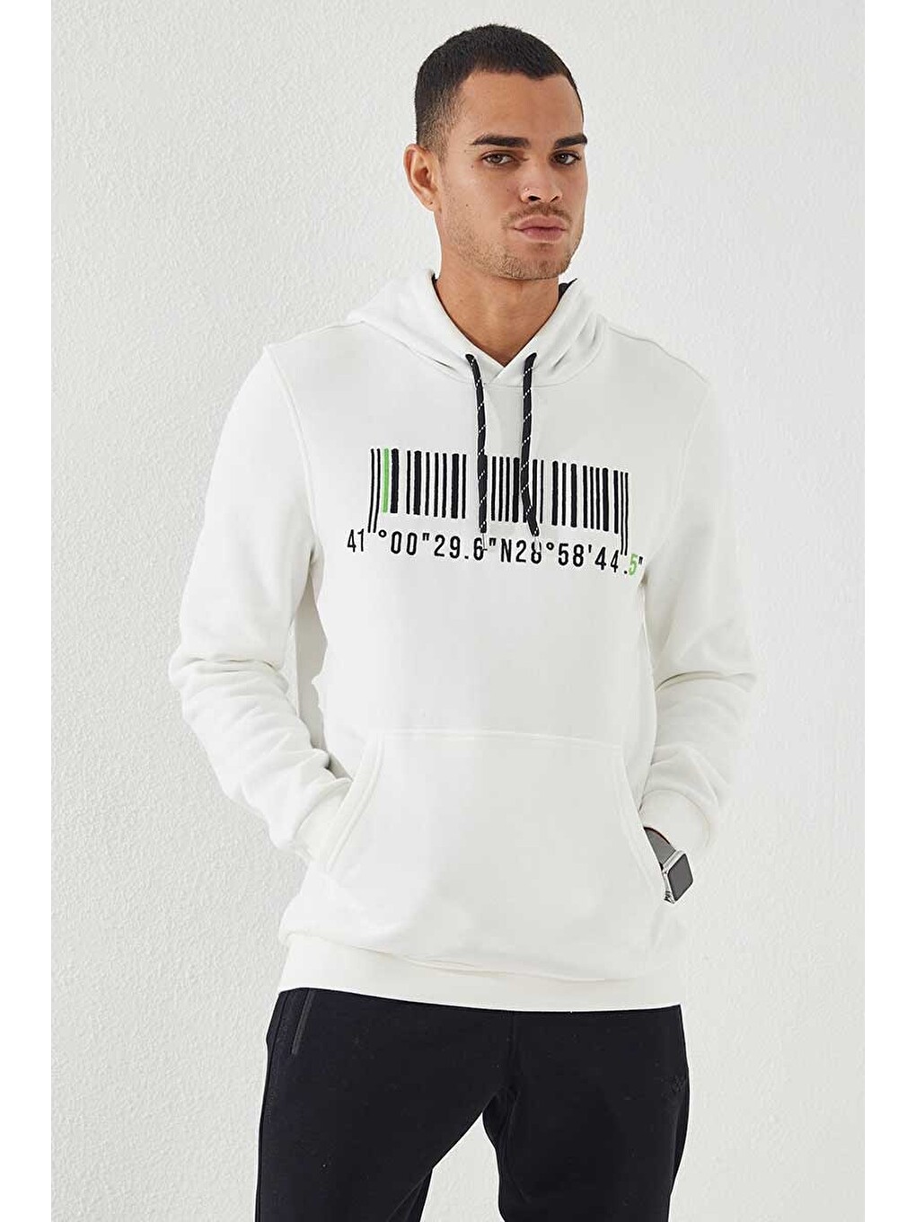 Ekru Nakışlı Kanguru Cep Standart Kalıp Kapüşonlu Erkek Hoodie - 87839